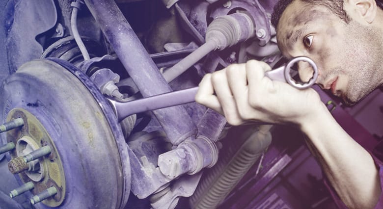 mecánico arreglando motor por gestion de flotas
